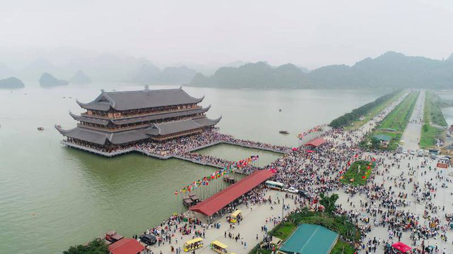 Hàng vạn du khách đổ về chùa Tam Chúc lớn nhất thế giới - Báo ...