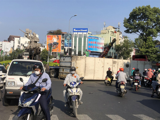 TP HCM: Ôm cua gắt, container lật ngang ngay ngã bảy Lý Thái Tổ - Ảnh 6.