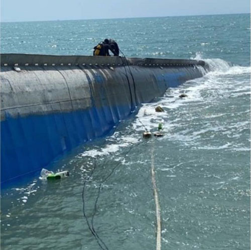 Vụ chìm tàu chở 1.500 tấn tro bay ngoài biển Mũi Né: Trục vớt càng chậm, nguy cơ tràn dầu càng lớn - Ảnh 1.