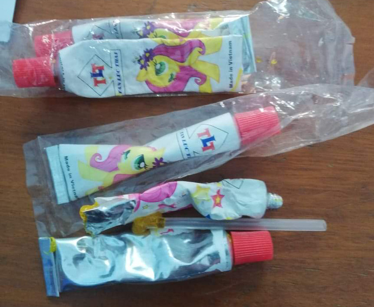 Thổi kẹo bong bóng, 3 học sinh nhập viện vì ngộ độc - Ảnh 2.