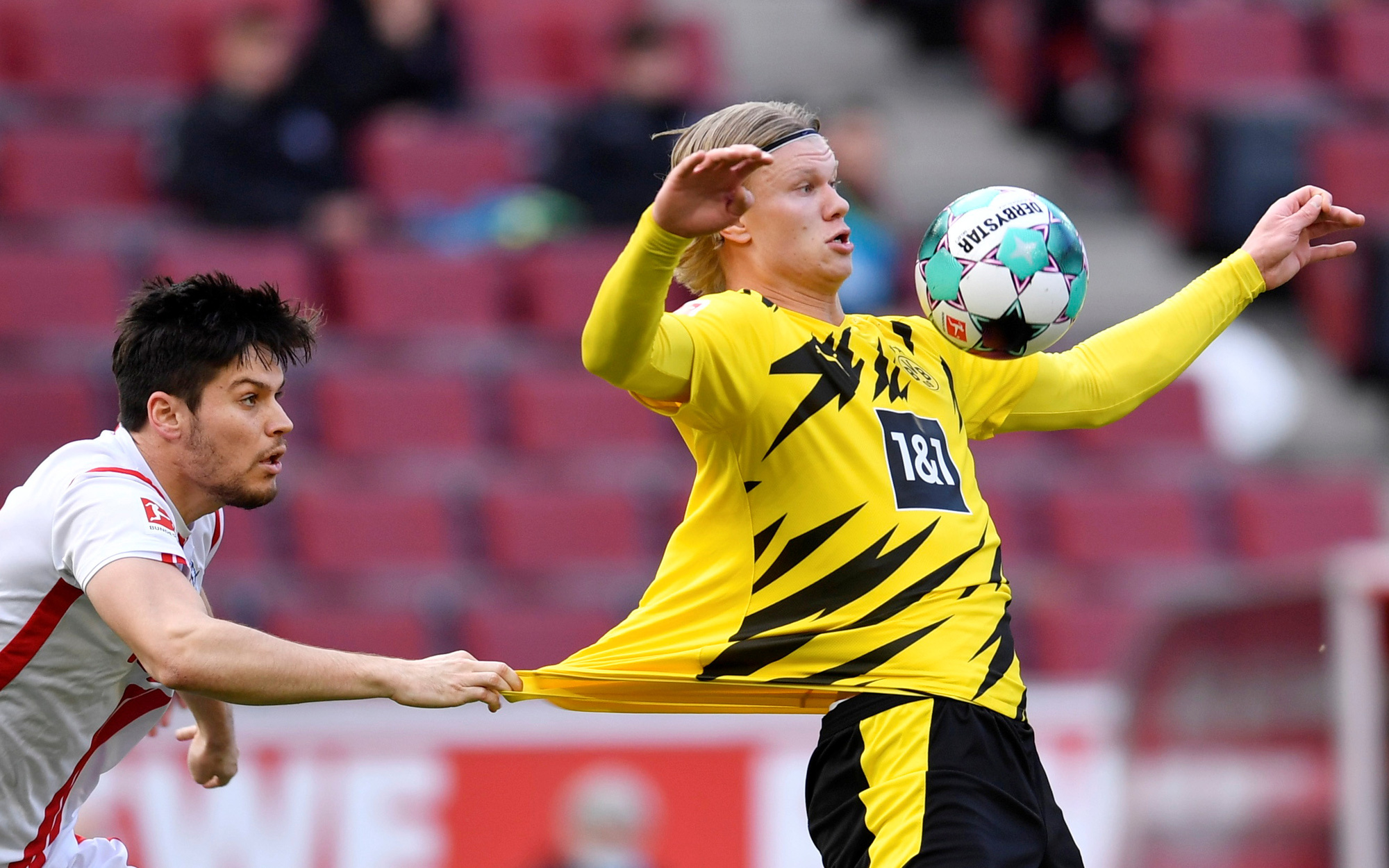 Erling Haaland ra sân với một bàn thắng khi Borussia Dortmund đưa Hertha Berlin xuống hạng play-off