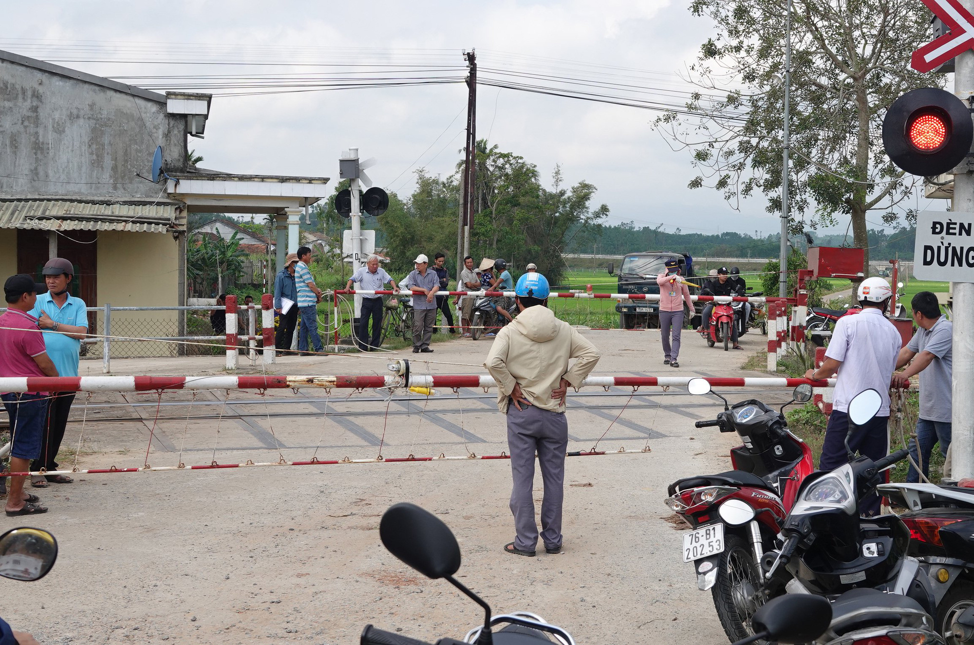 The car crossed the guard of the train and 3 people of the family were injured - Photo 1.