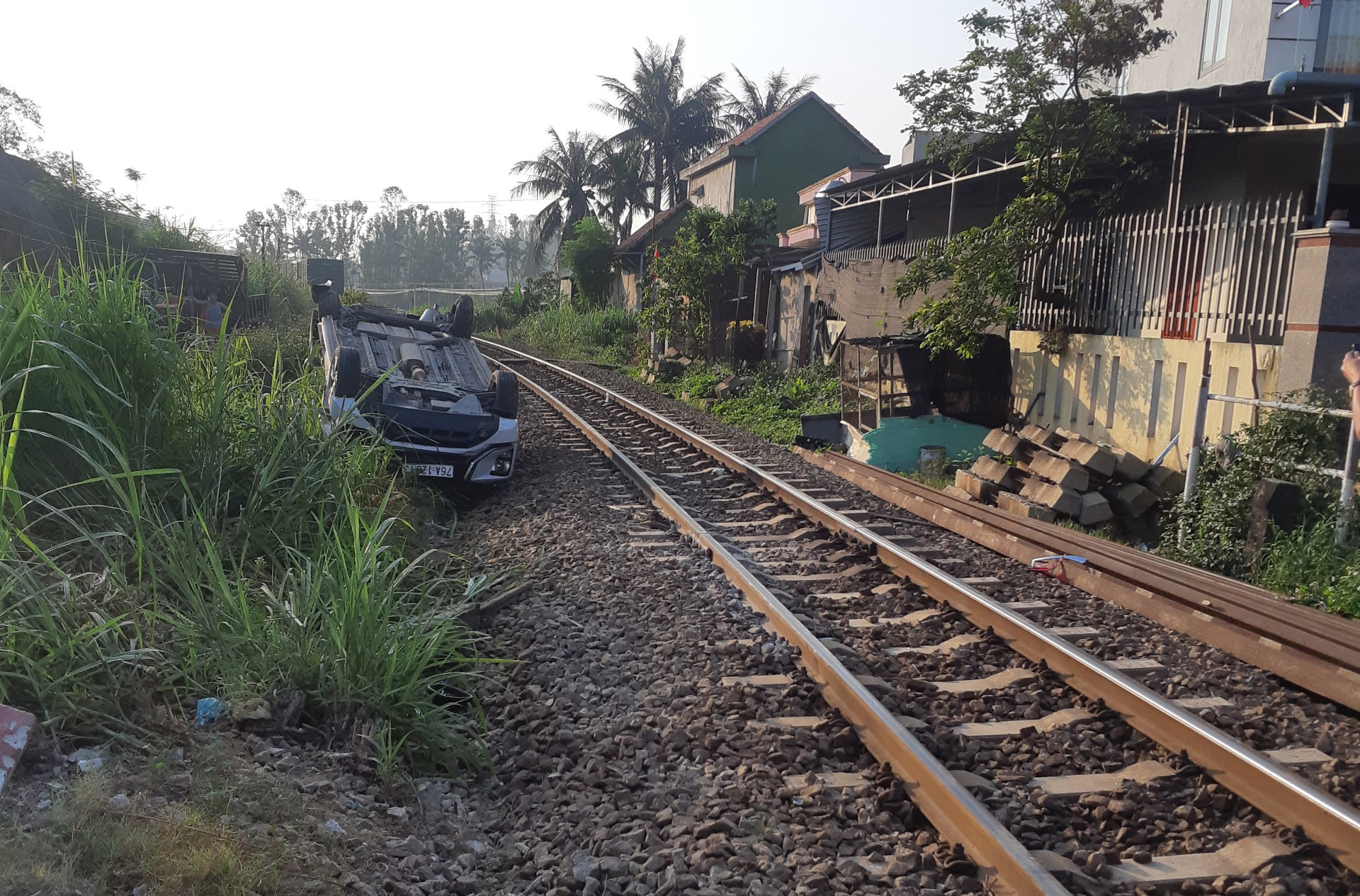 The car crossed the guard of the train and 3 people of the family were injured - Photo 2.