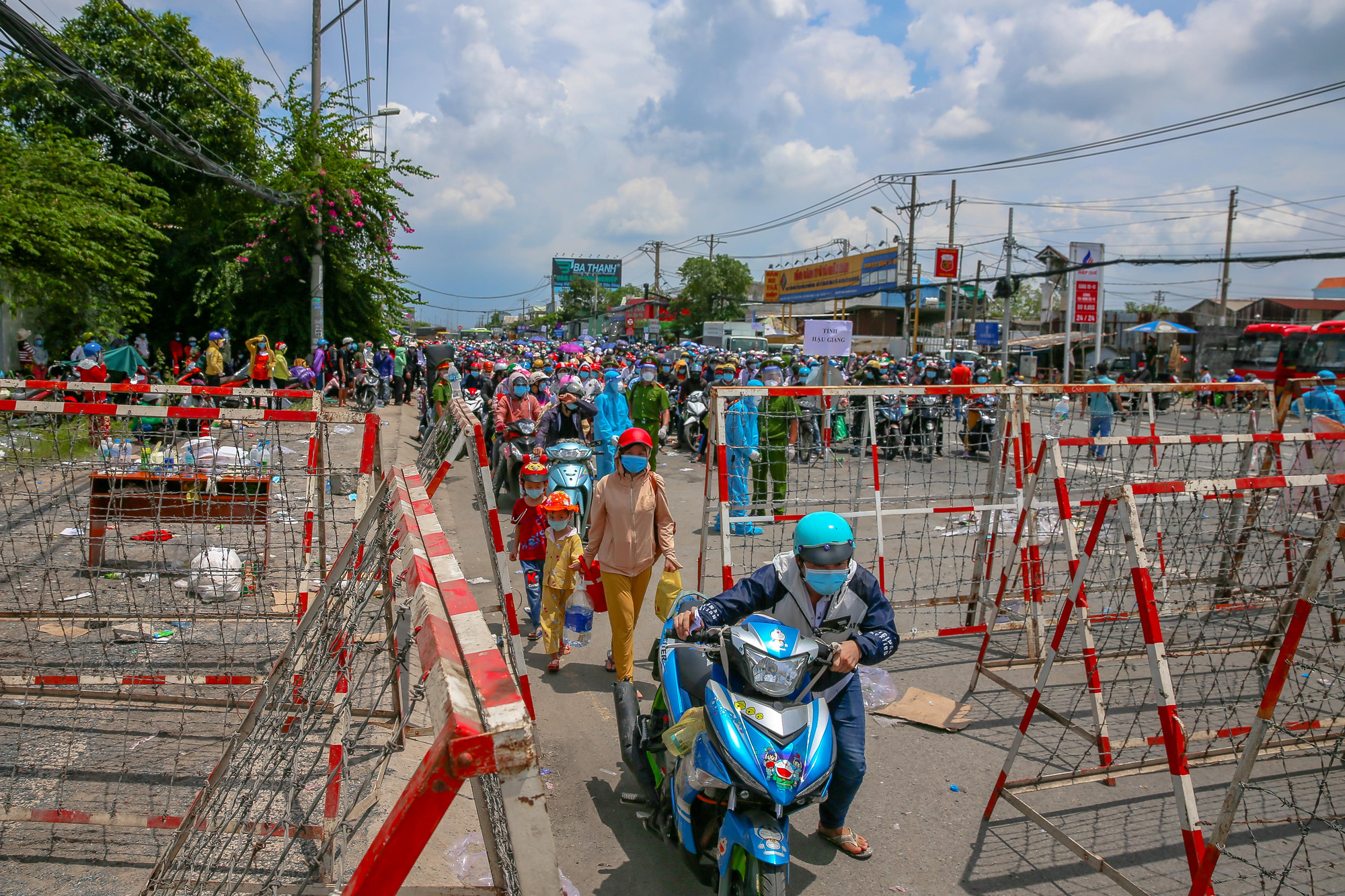 Quân đội, công an tặng thực phẩm, nước uống cho người dân trước khi rời TP HCM về quê - Ảnh 10.