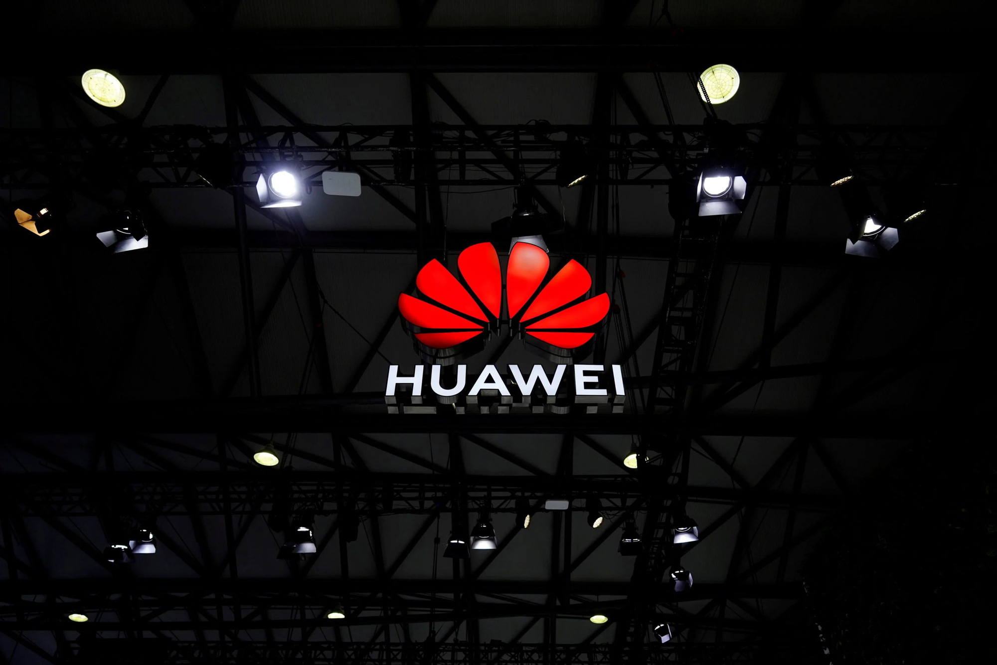 Buông bà Mạnh Vãn Chu, Mỹ vẫn quyết triệt đường Huawei - Ảnh 1. Buông bà Mạnh Vãn Chu, Mỹ vẫn quyết triệt đường Huawei - Ảnh 1.