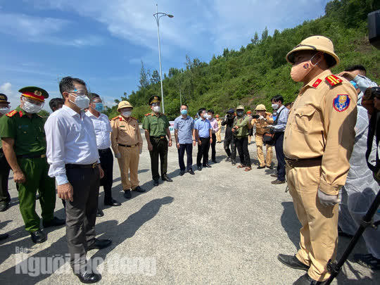 Bí thư Đà Nẵng trao chìa khóa xe máy mới cho bà con về quê - Ảnh 2.