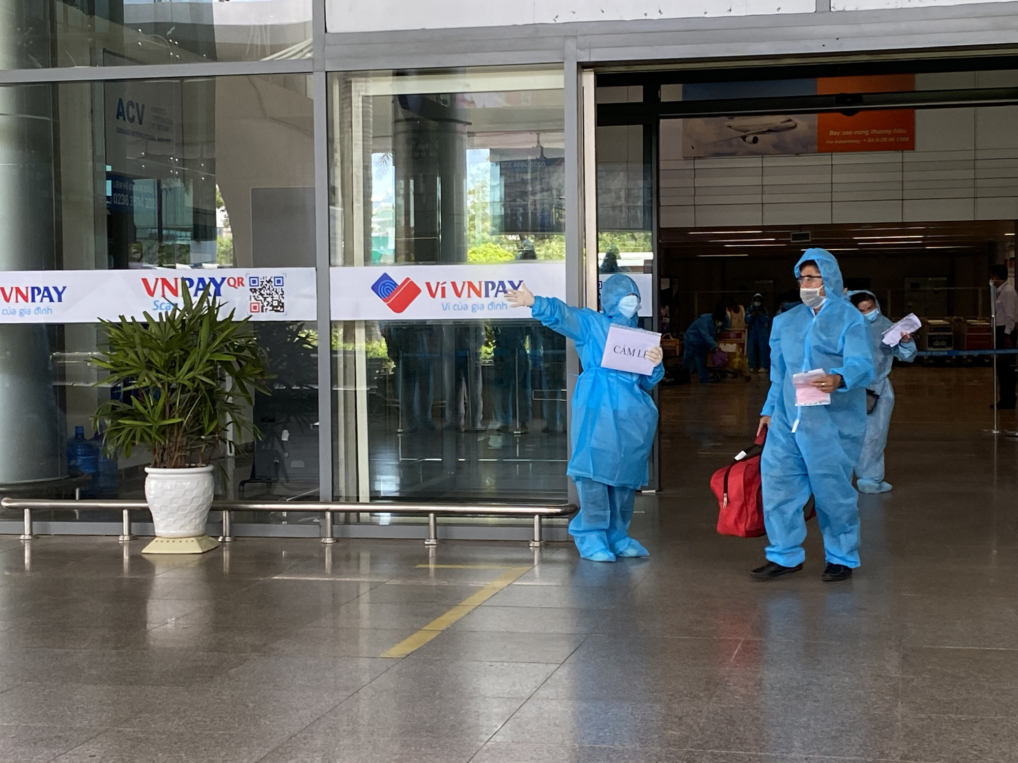 Đà Nẵng đã ra văn bản hướng dẫn tiếp nhận hành khách trên chuyến bay - Ảnh 1. Đà Nẵng đã ra văn bản hướng dẫn tiếp nhận hành khách trên chuyến bay - Ảnh 1.