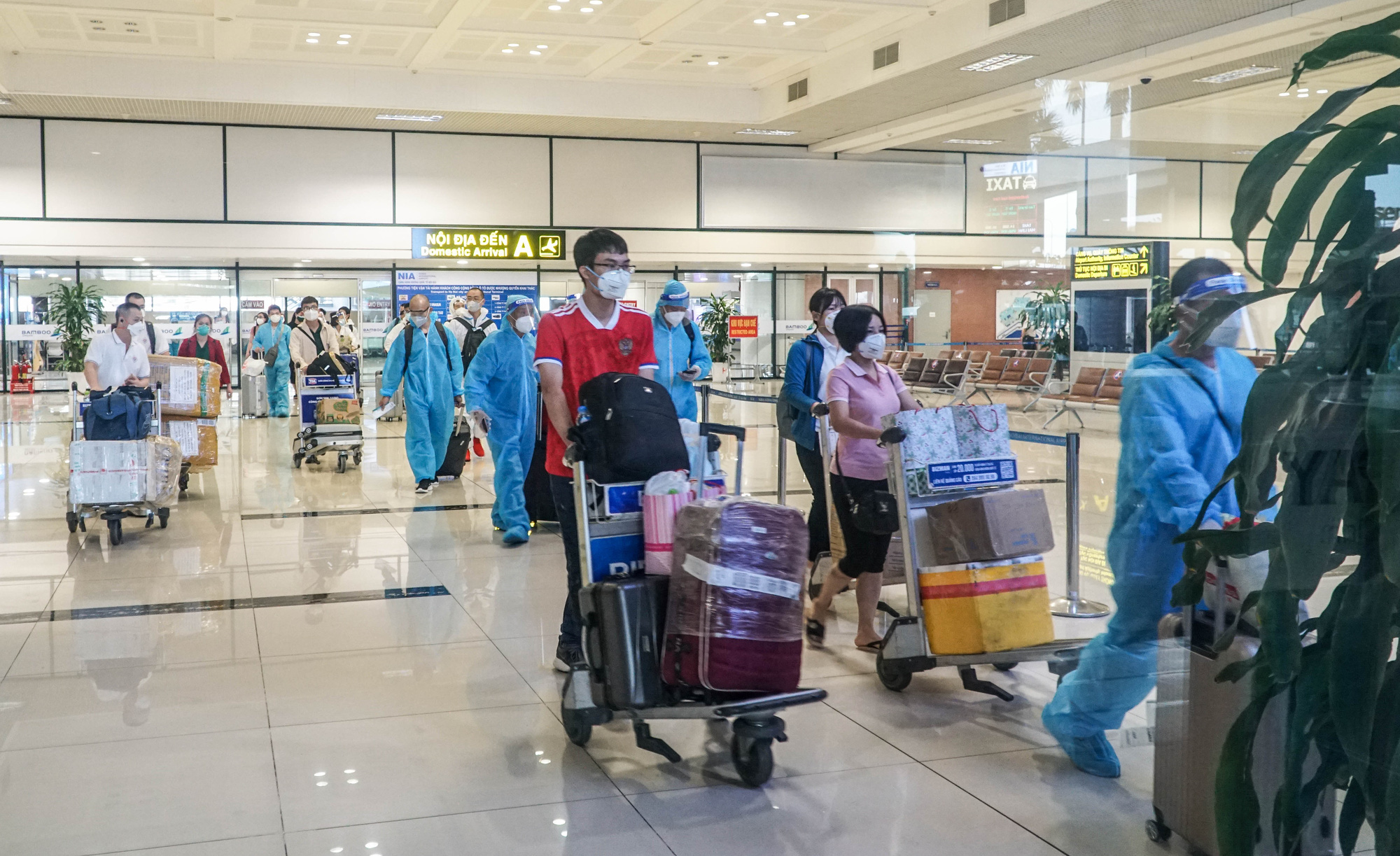 Cận cảnh sân bay Nội Bài vắng vẻ ngày đầu mở cửa đón khách trở lại - Ảnh 7.