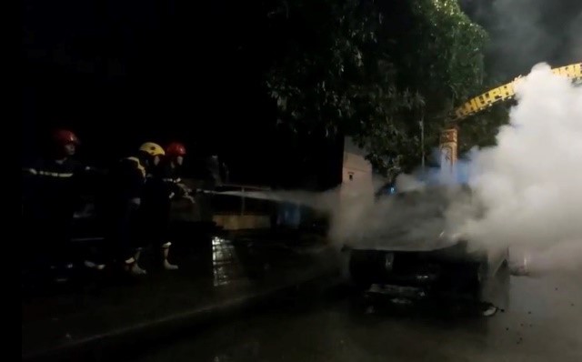 Công an vào cuộc điều tra vụ xe ôtô Volkswagen Tiguan bốc cháy - Ảnh 1.