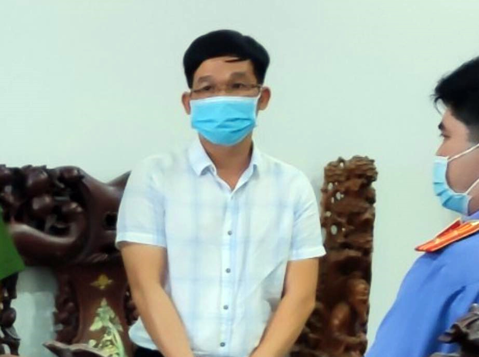 Bắt cán bộ chi cục thuế chiếm giữ 7 quyển hóa đơn bán hàng rồi mang đi bán lẻ - Ảnh 1.