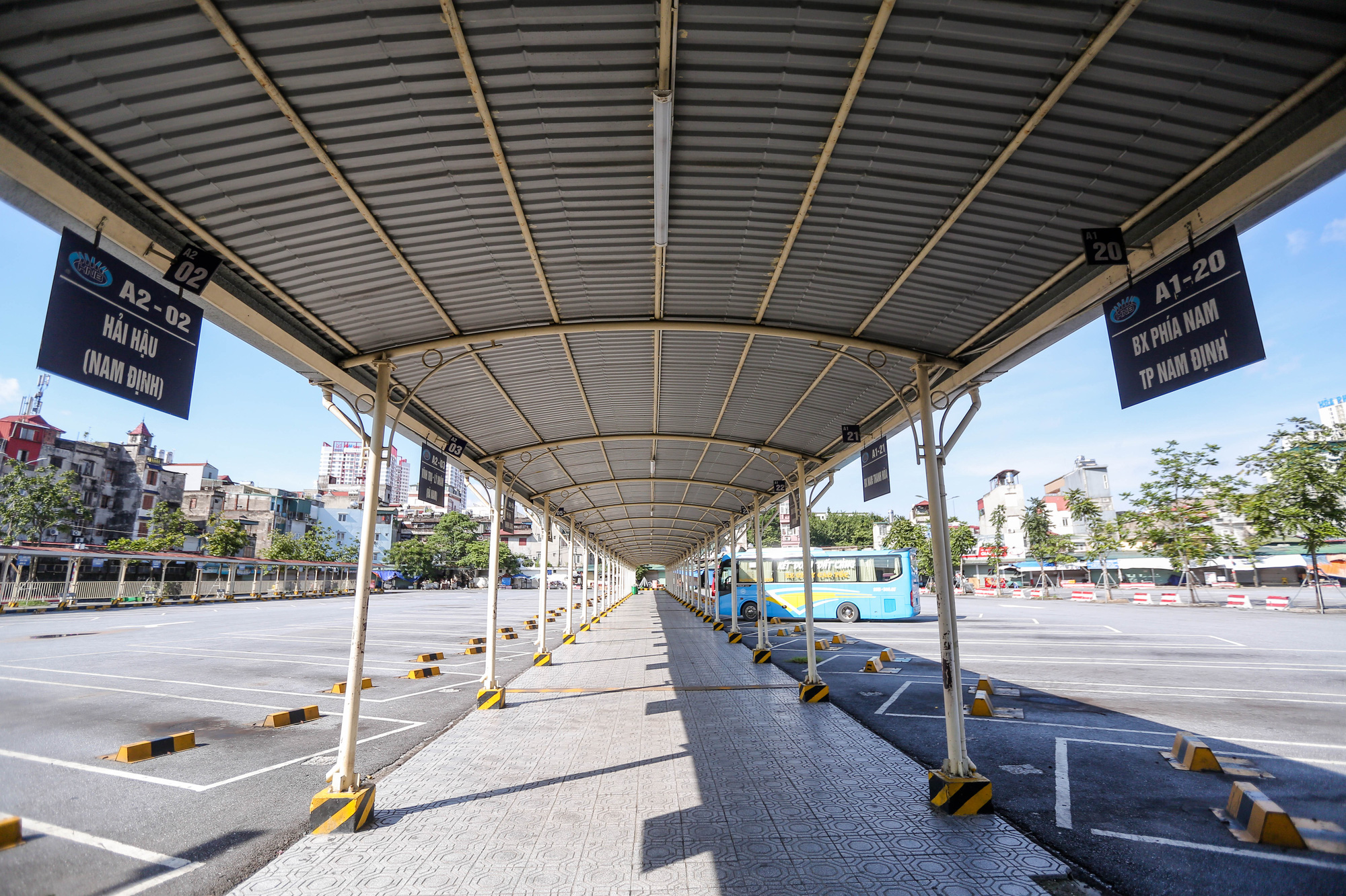 CLIP: Nhiều bến xe khách liên tỉnh nhộn nhịp lau dọn, chờ đón khách trở lại - Ảnh 7.