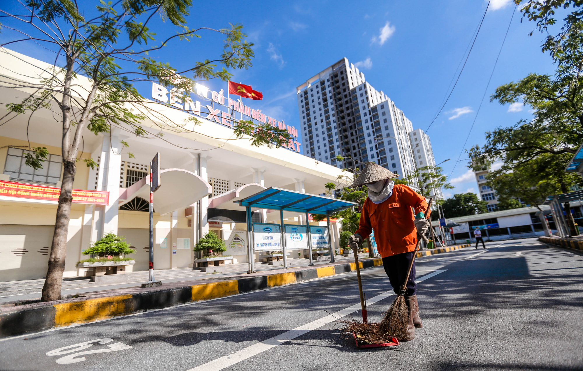 CLIP: Nhiều bến xe khách liên tỉnh nhộn nhịp lau dọn, chờ đón khách trở lại - Ảnh 2.