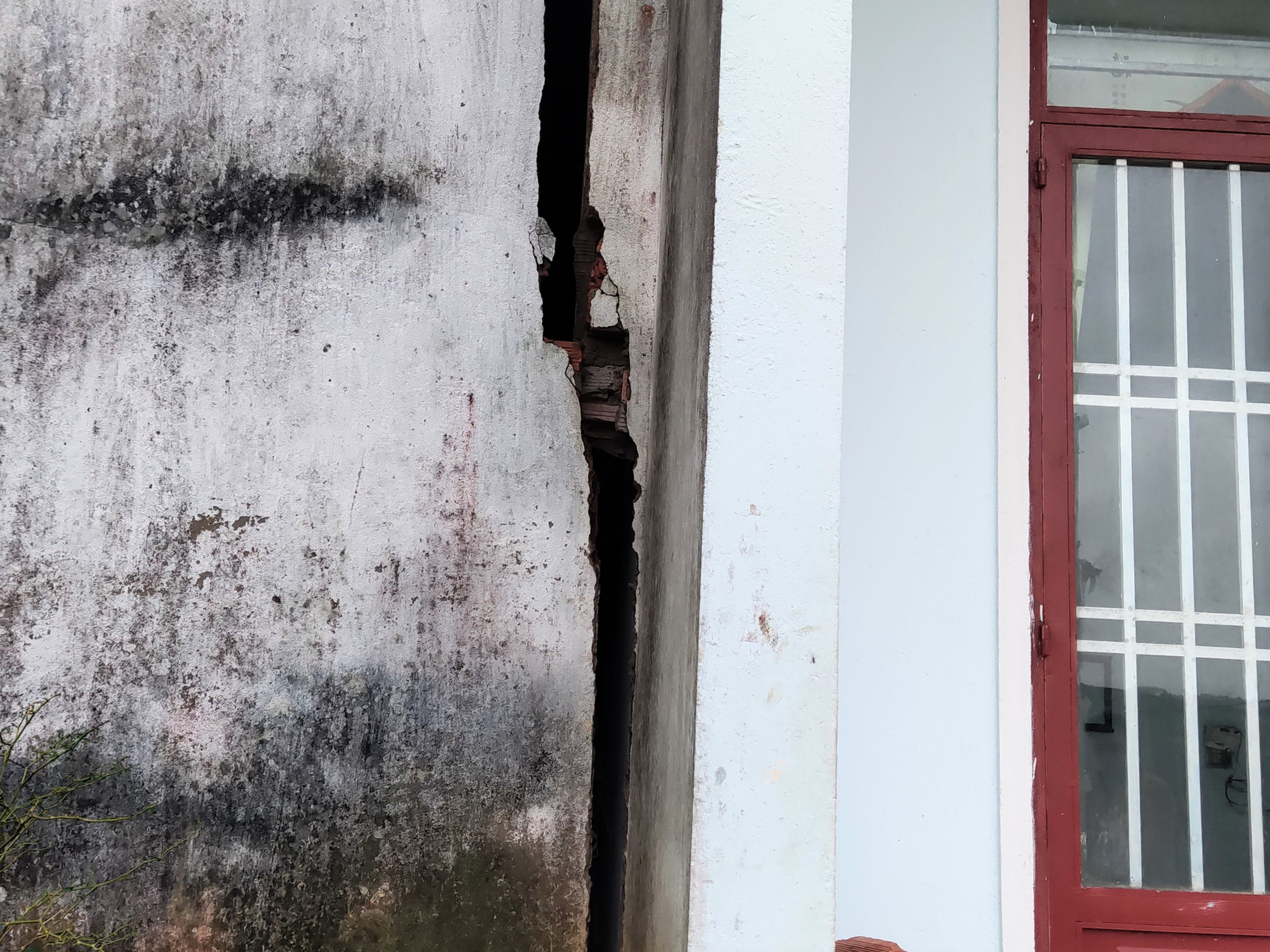 Sụt lún đất uy hiếp một số hộ dân tại TP Bảo Lộc - Ảnh 6. Sụt lún đất uy hiếp một số hộ dân tại TP Bảo Lộc - Ảnh 6.