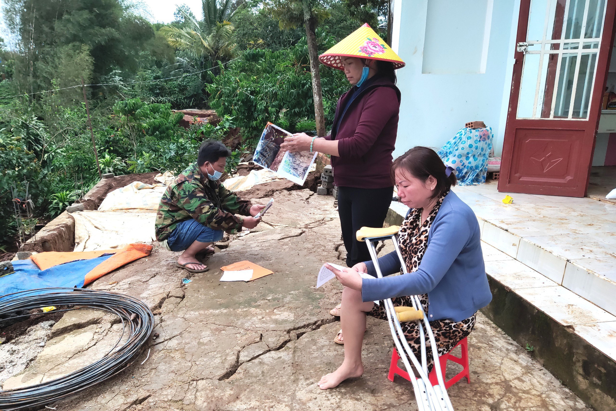 Sụt lún đất uy hiếp một số hộ dân tại TP Bảo Lộc - Ảnh 2. Sụt lún đất uy hiếp một số hộ dân tại TP Bảo Lộc - Ảnh 2.