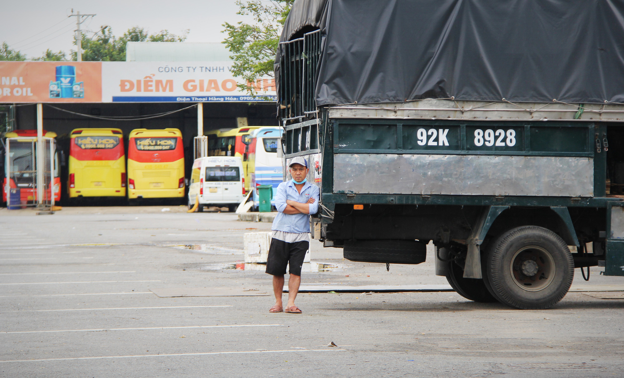 Bến xe Trung tâm Đà Nẵng vắng tanh trong ngày đầu vận tải đường bộ liên tỉnh được nối lại - Ảnh 7.