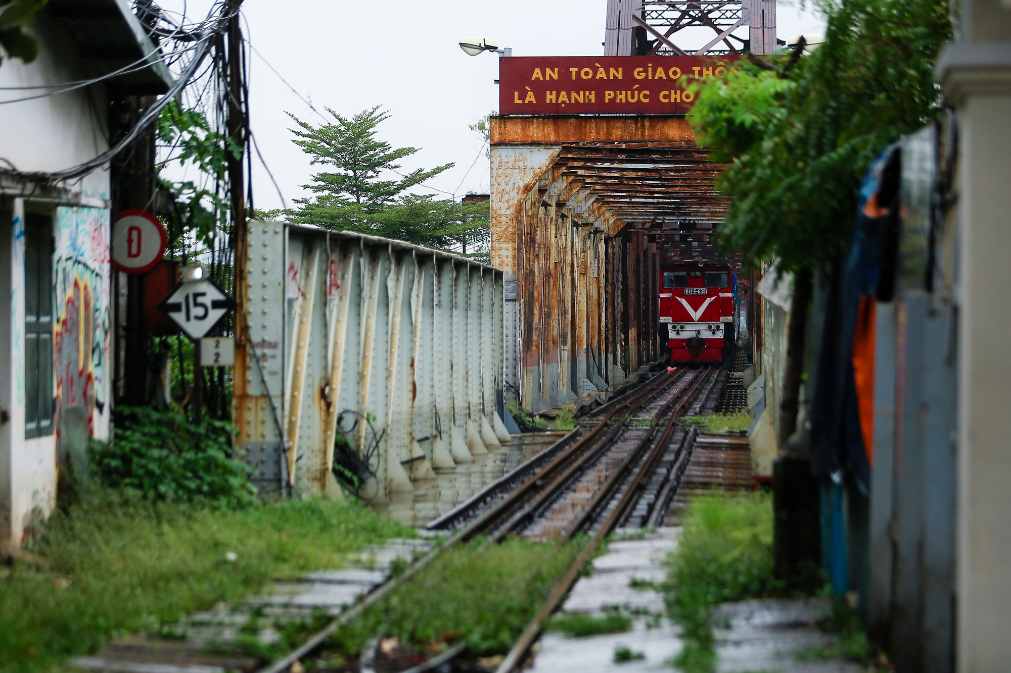 CLIP: Người dân vui mừng mang theo hành lý lên tàu trở về quê - Ảnh 12.