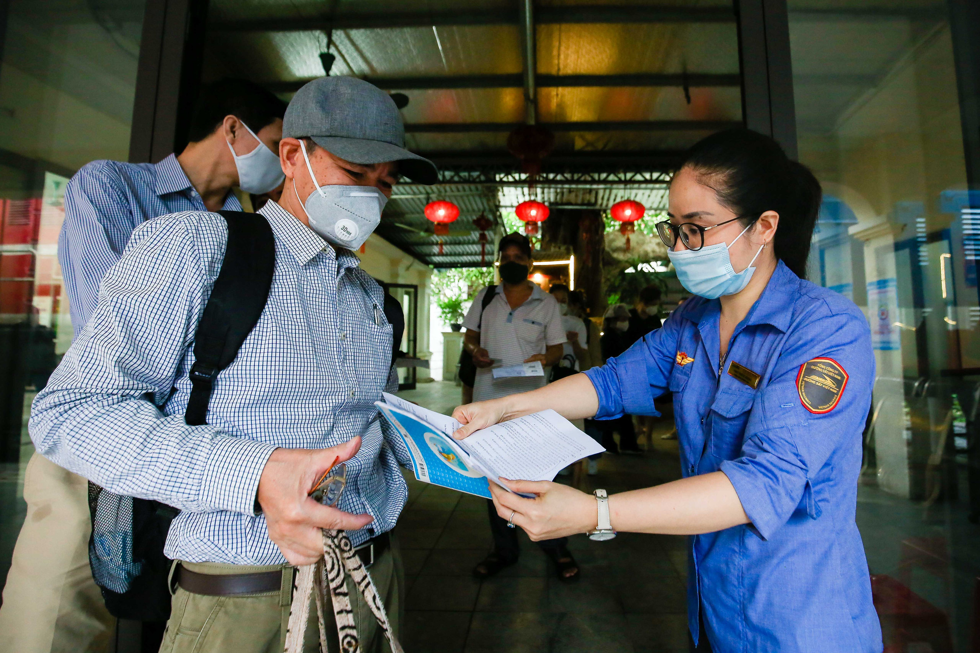 CLIP: Người dân vui mừng mang theo hành lý lên tàu trở về quê - Ảnh 8.