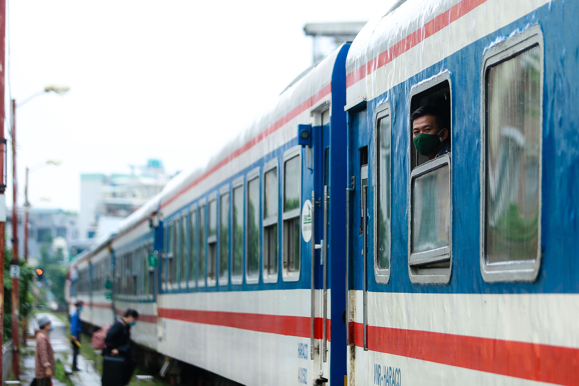 CLIP: Người dân vui mừng mang theo hành lý lên tàu trở về quê - Ảnh 11.