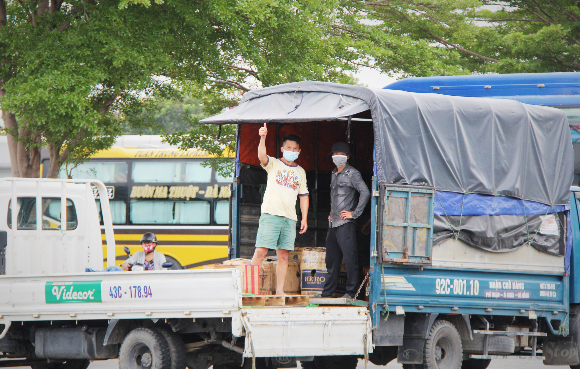 Bến xe Trung tâm Đà Nẵng vắng tanh trong ngày đầu vận tải đường bộ liên tỉnh được nối lại - Ảnh 6.