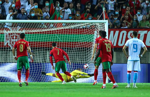 Ronaldo lập kỷ lục hat-trick, Bồ Đào Nha vẫn... chưa có vé dự World Cup - Ảnh 2.