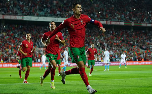 Ronaldo lập kỷ lục hat-trick, Bồ Đào Nha vẫn... chưa có vé dự World Cup - Ảnh 5.