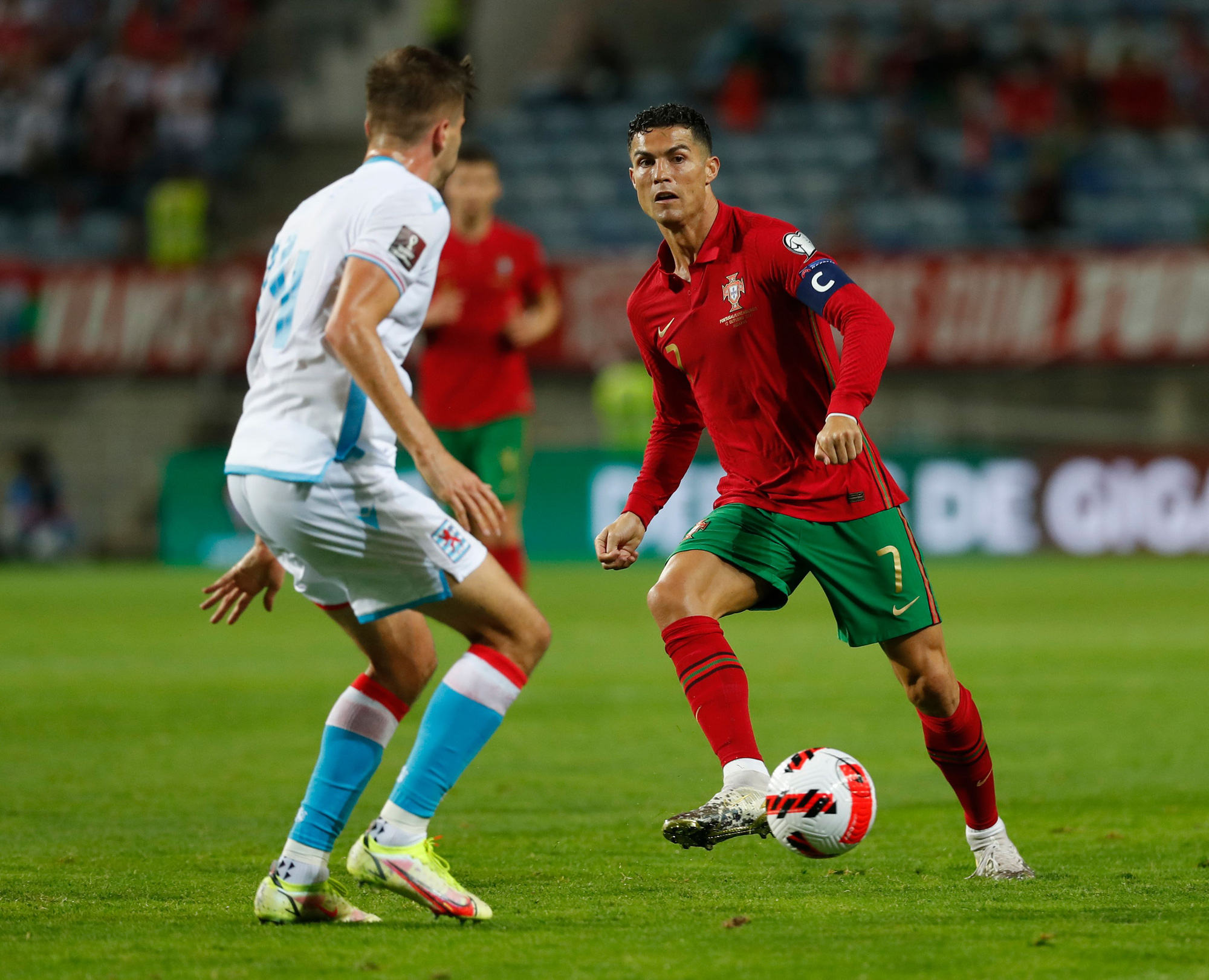 Ronaldo lập kỷ lục hat-trick, Bồ Đào Nha vẫn... chưa có vé dự World Cup - Ảnh 6.