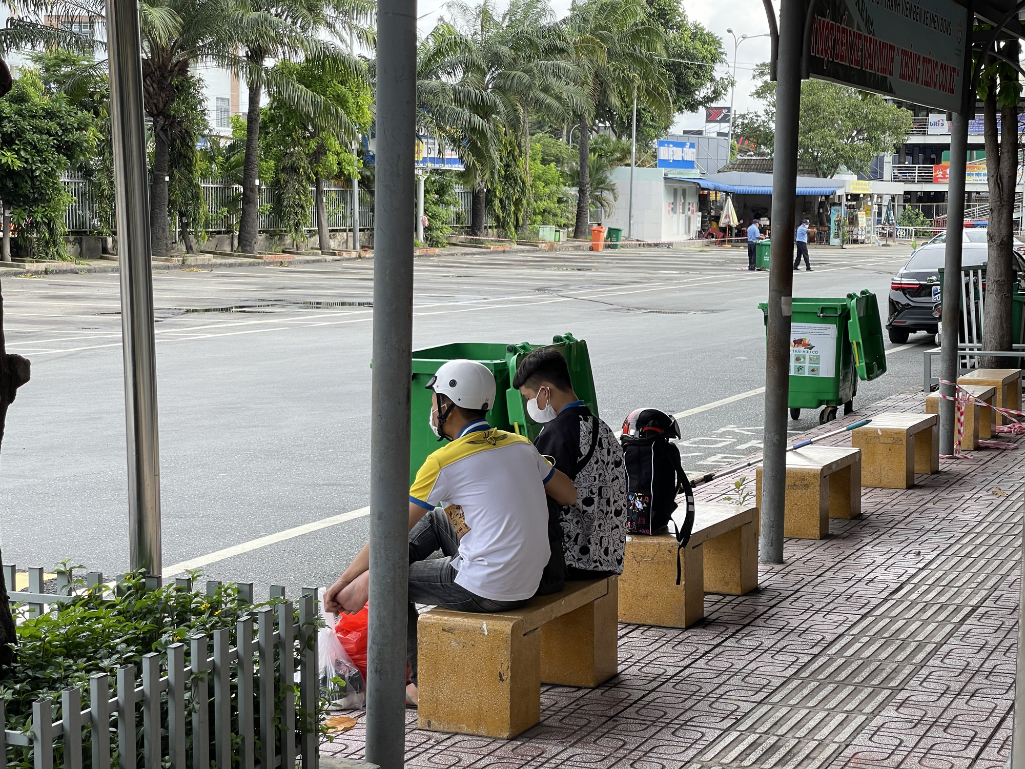 TP HCM: Hãng xe phải báo hủy vé, hành khách tay xách, nách mang buồn bã ra về - Ảnh 11.