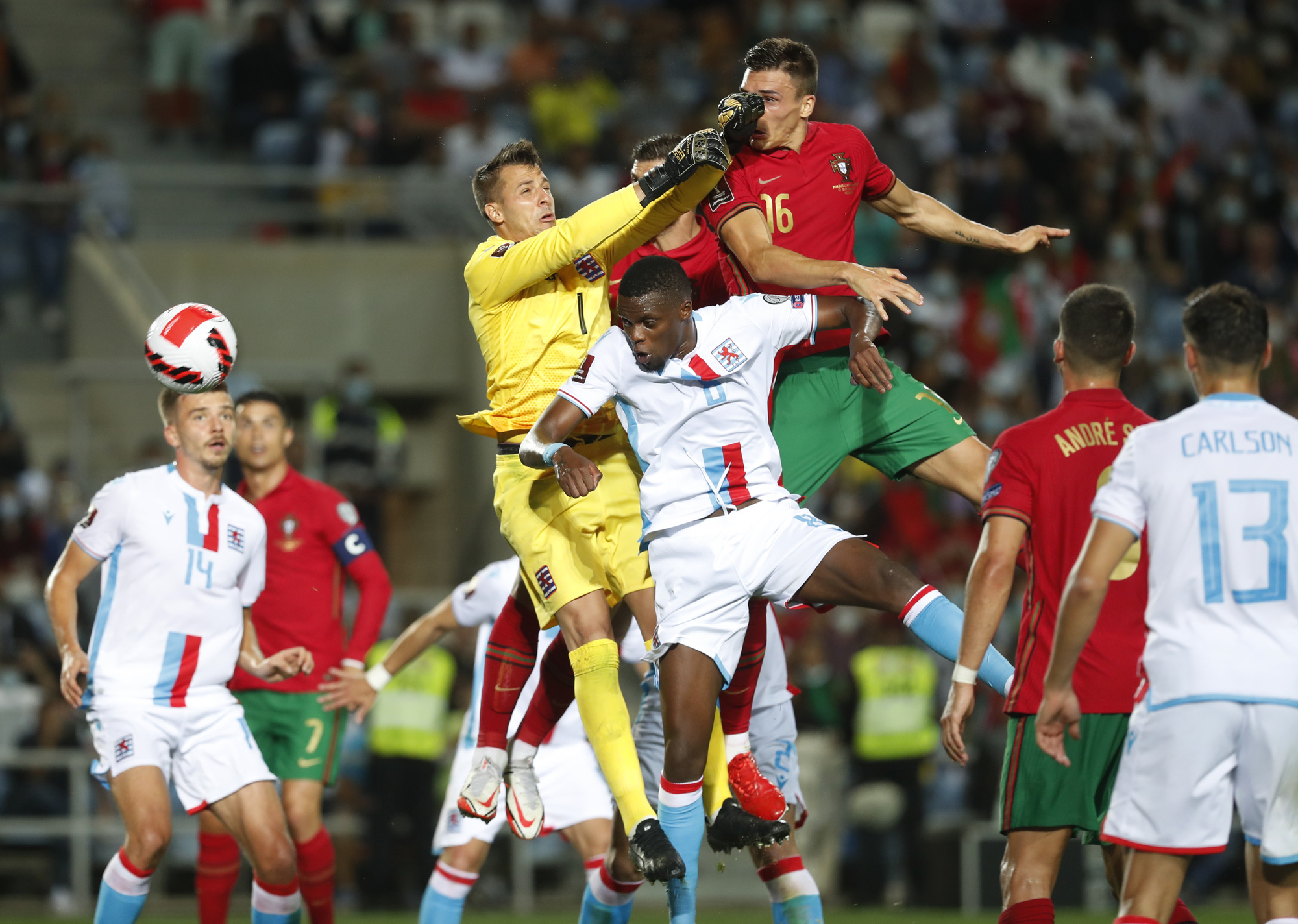 Ronaldo lập kỷ lục hat-trick, Bồ Đào Nha vẫn... chưa có vé dự World Cup - Ảnh 4.