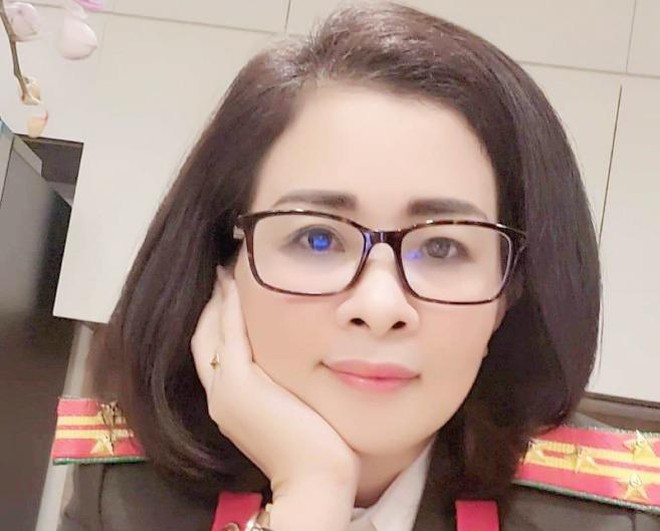 Kiều nữ nổ là đại tá công an, làm giả sổ tiết kiệm 200 tỉ đồng để lừa đảo - Ảnh 1. Kiều nữ nổ là đại tá công an, làm giả sổ tiết kiệm 200 tỉ đồng để lừa đảo - Ảnh 1.