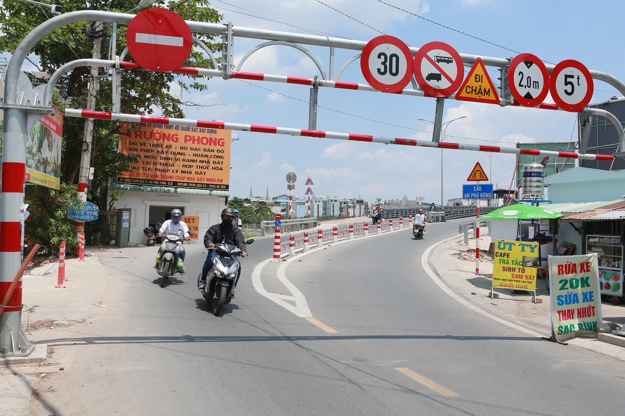 Giao thông tại TPHCM có đôi khi khá phức tạp, nhưng điều này cũng khiến thành phố trở nên sôi động và đầy màu sắc. Hãy cùng xem những hình ảnh đẹp về giao thông tại TPHCM và hiểu rõ hơn về nét độc đáo của một trong những đô thị lớn nhất Việt Nam.