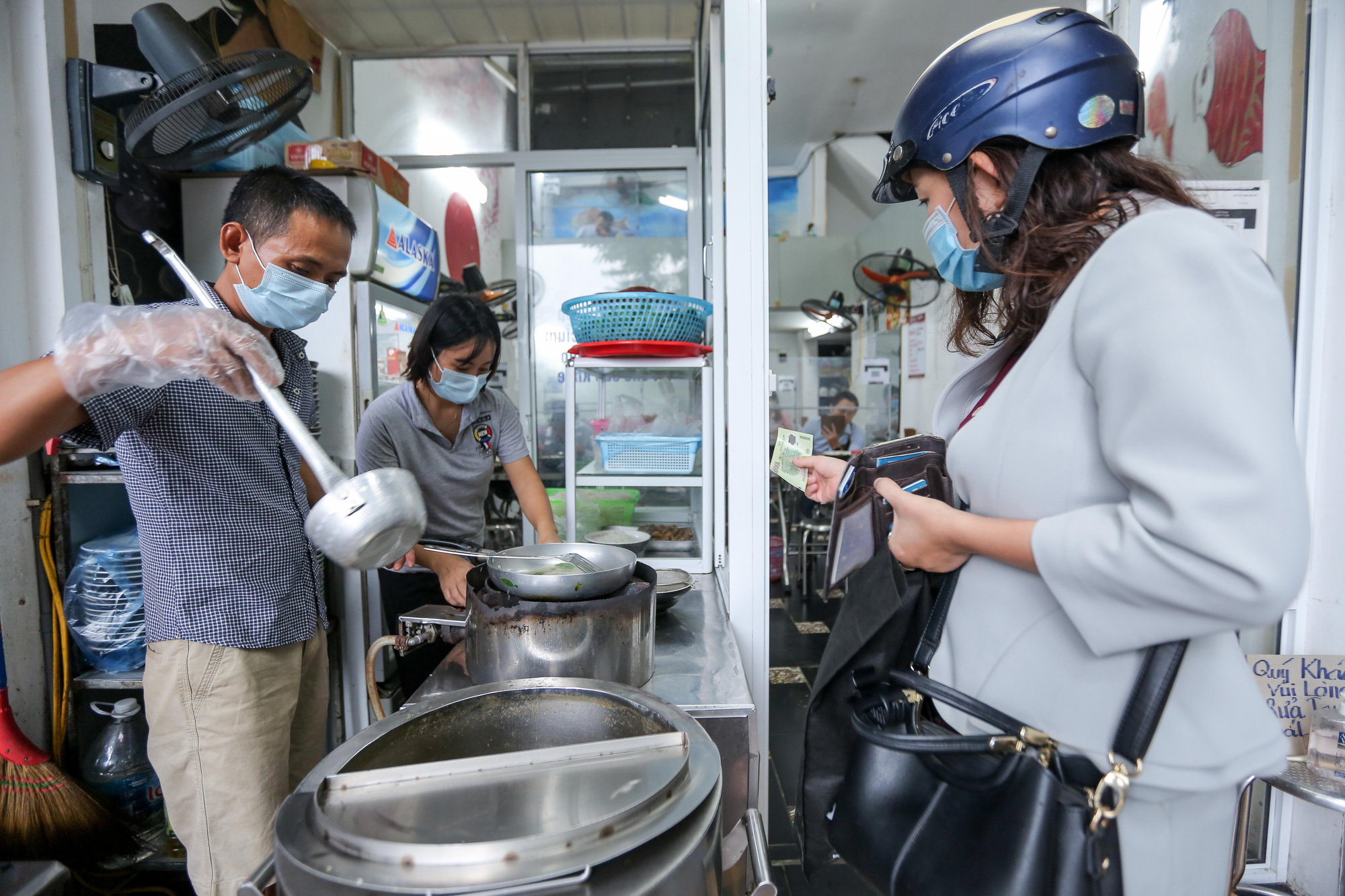 CLIP: Nườm nượp người dân đến ăn sáng tại quán ở Hà Nội - Ảnh 4.