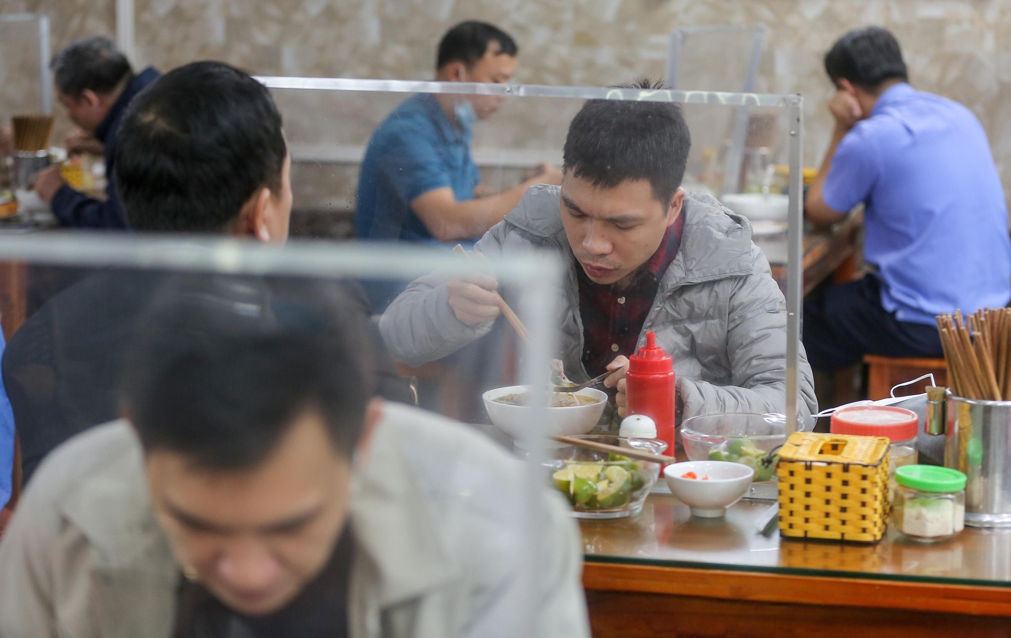 CLIP: Nườm nượp người dân đến ăn sáng tại quán ở Hà Nội - Ảnh 11.