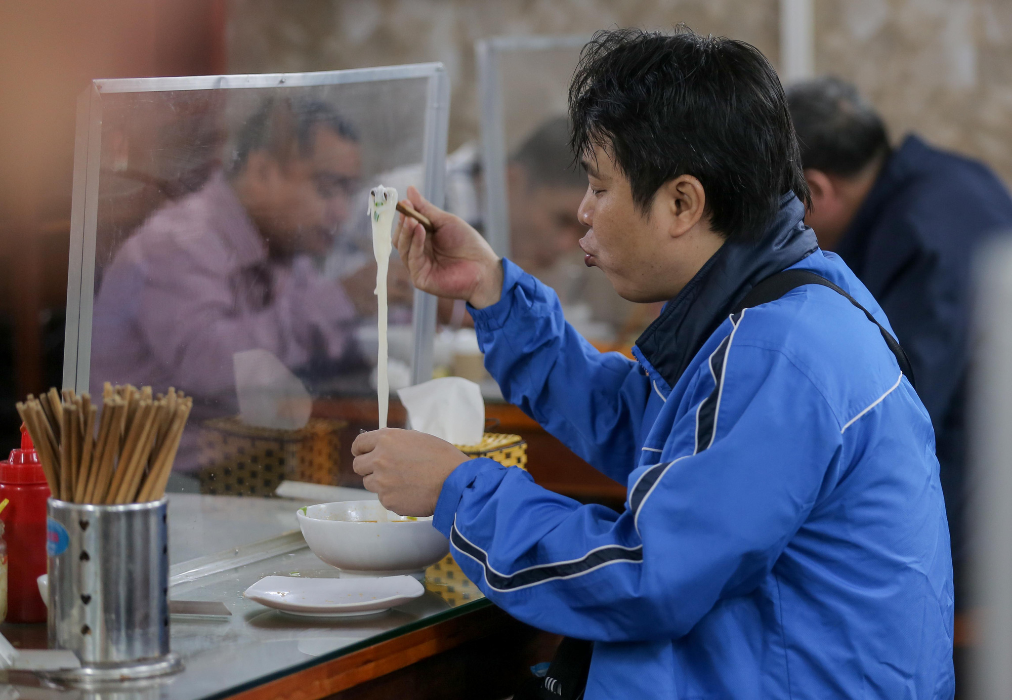 CLIP: Nườm nượp người dân đến ăn sáng tại quán ở Hà Nội - Ảnh 12.