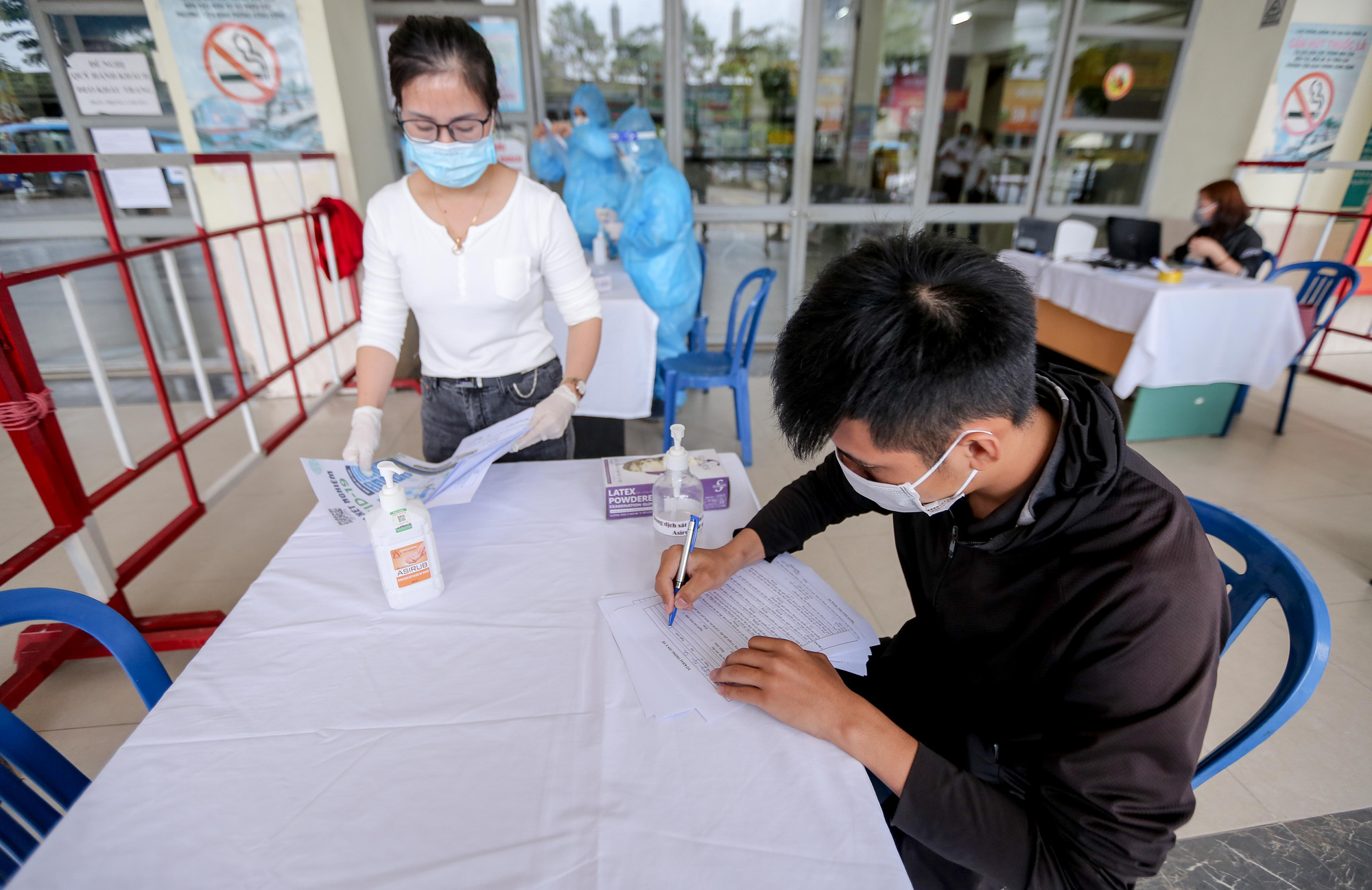 CLIP: Người dân tay xách, nách mang ra bến xe Mỹ Đình phải quay về vì nhiều tuyến chưa hoạt động - Ảnh 4.