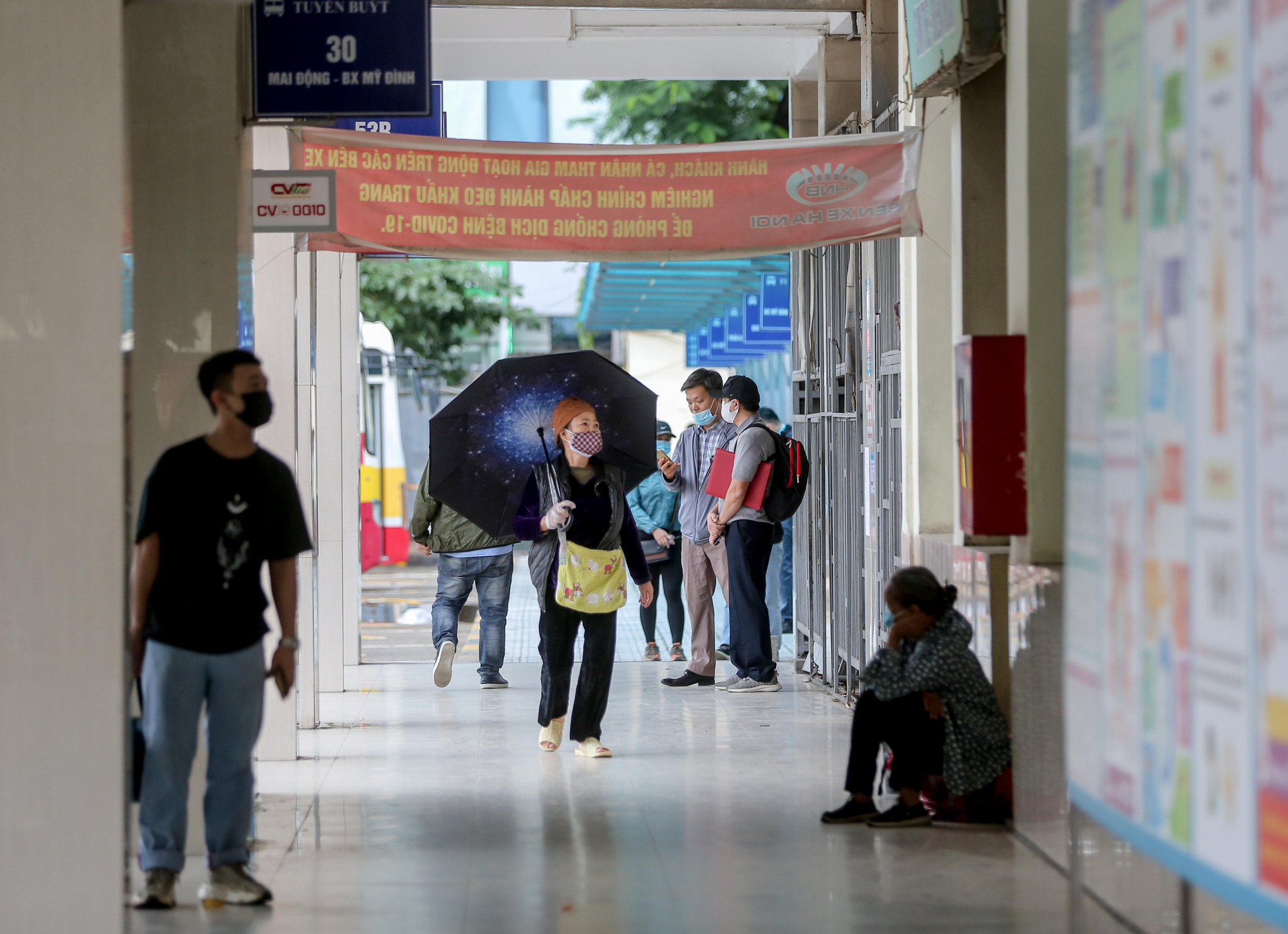 CLIP: Người dân tay xách, nách mang ra bến xe Mỹ Đình phải quay về vì nhiều tuyến chưa hoạt động - Ảnh 9.