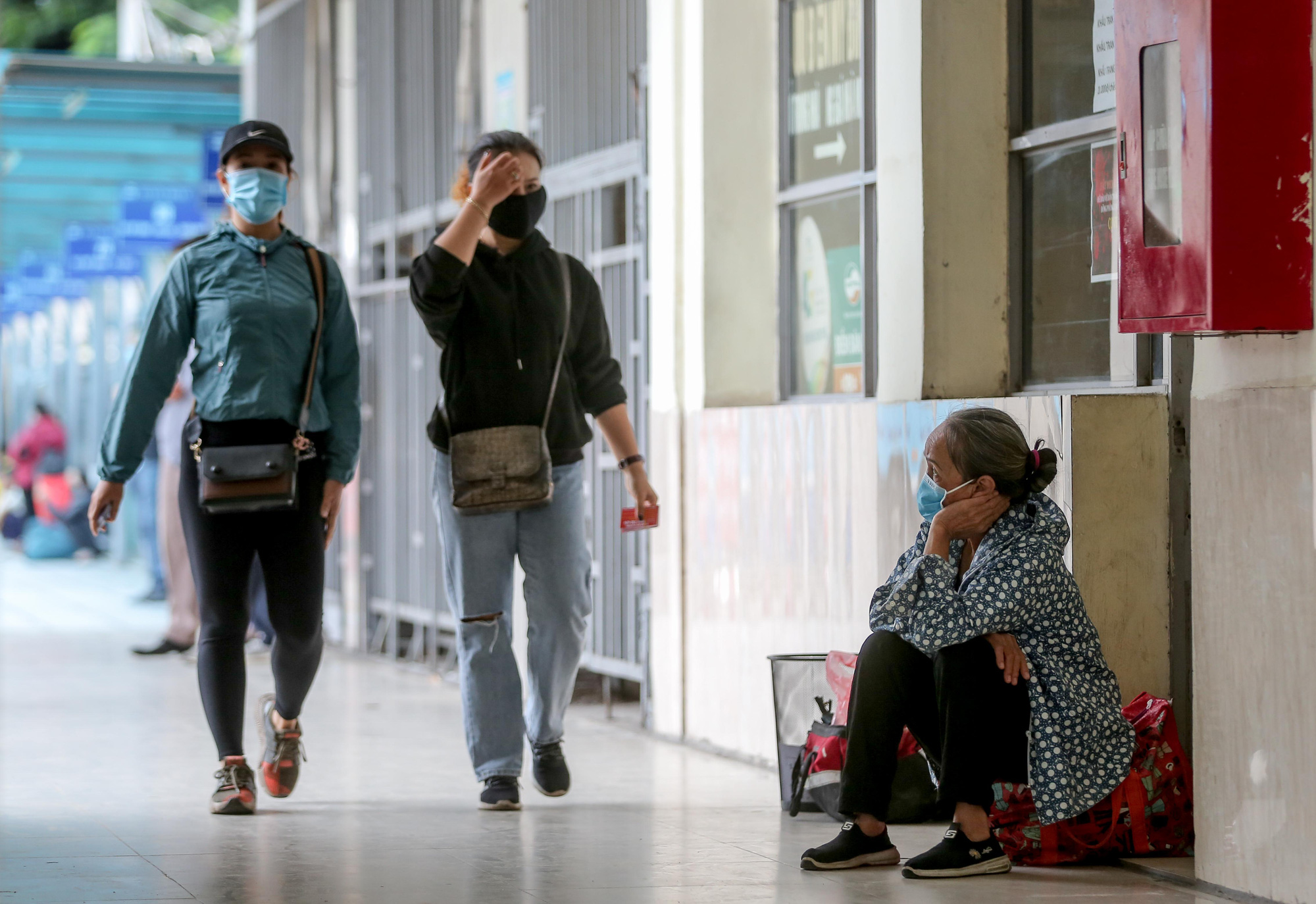 CLIP: Người dân tay xách, nách mang ra bến xe Mỹ Đình phải quay về vì nhiều tuyến chưa hoạt động - Ảnh 10.