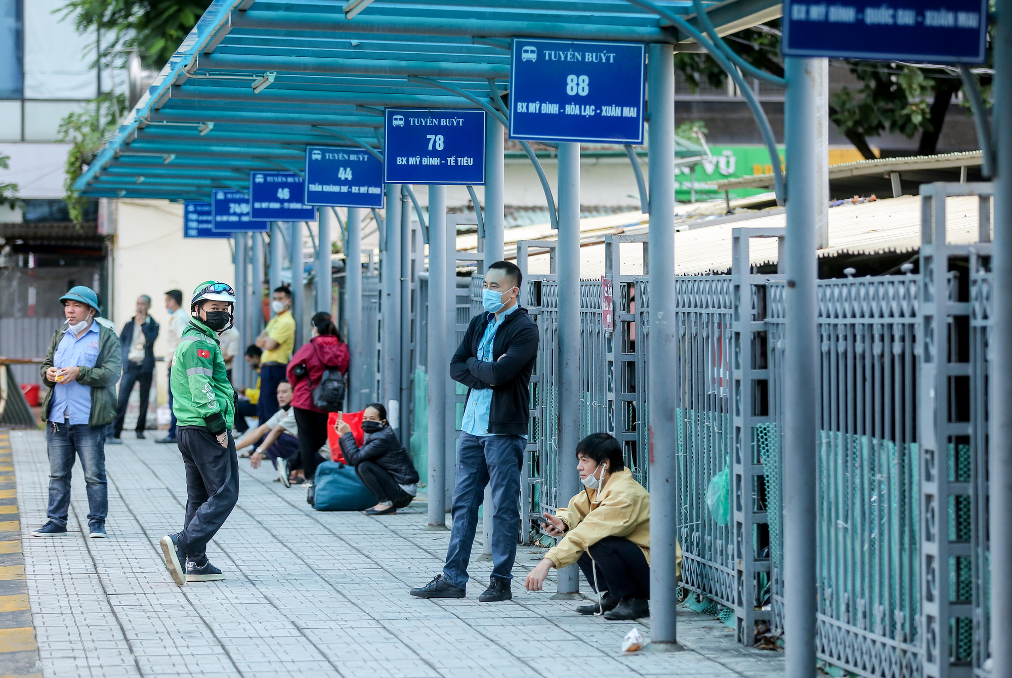 CLIP: Người dân tay xách, nách mang ra bến xe Mỹ Đình phải quay về vì nhiều tuyến chưa hoạt động - Ảnh 13.