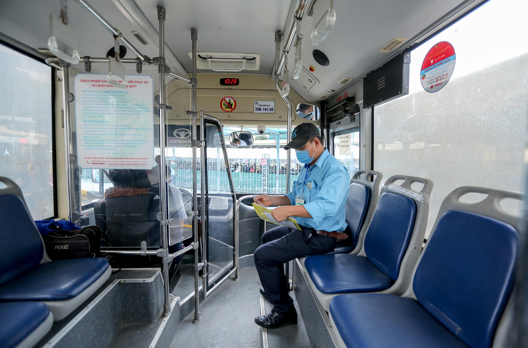 CLIP: Người dân tay xách, nách mang ra bến xe Mỹ Đình phải quay về vì nhiều tuyến chưa hoạt động - Ảnh 15.