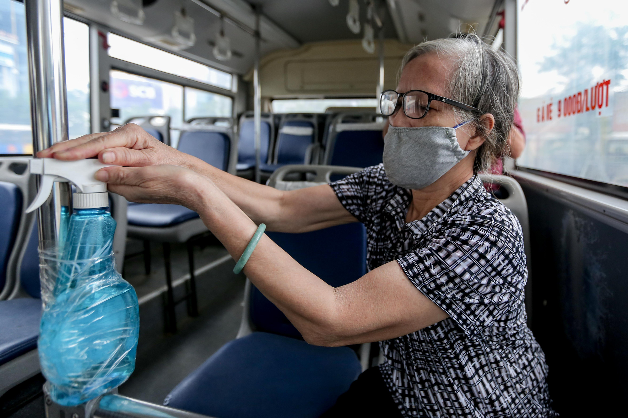 CLIP: Người dân tay xách, nách mang ra bến xe Mỹ Đình phải quay về vì nhiều tuyến chưa hoạt động - Ảnh 16.