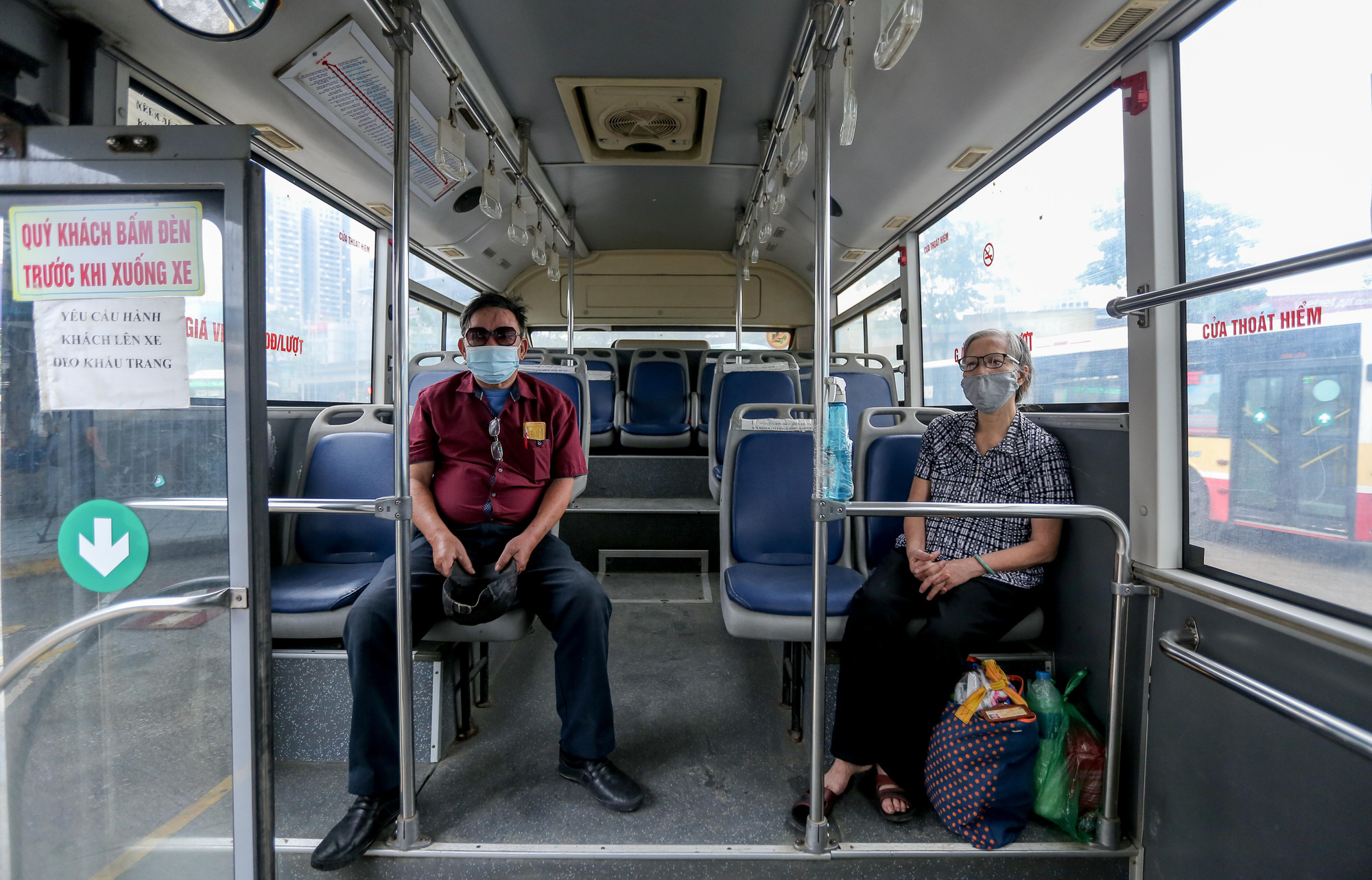 CLIP: Người dân tay xách, nách mang ra bến xe Mỹ Đình phải quay về vì nhiều tuyến chưa hoạt động - Ảnh 17.