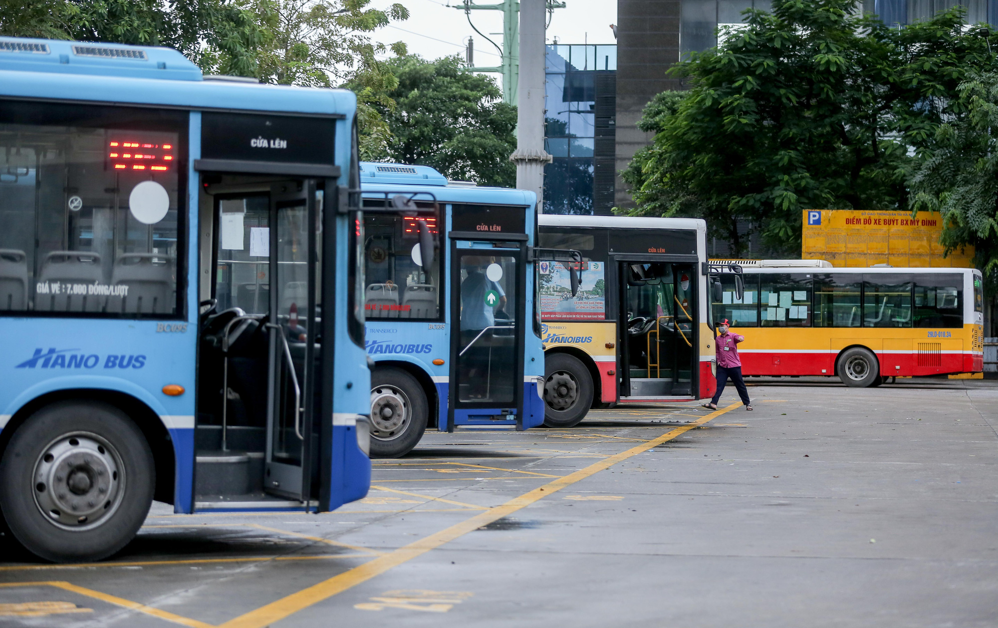 CLIP: Người dân tay xách, nách mang ra bến xe Mỹ Đình phải quay về vì nhiều tuyến chưa hoạt động - Ảnh 14.