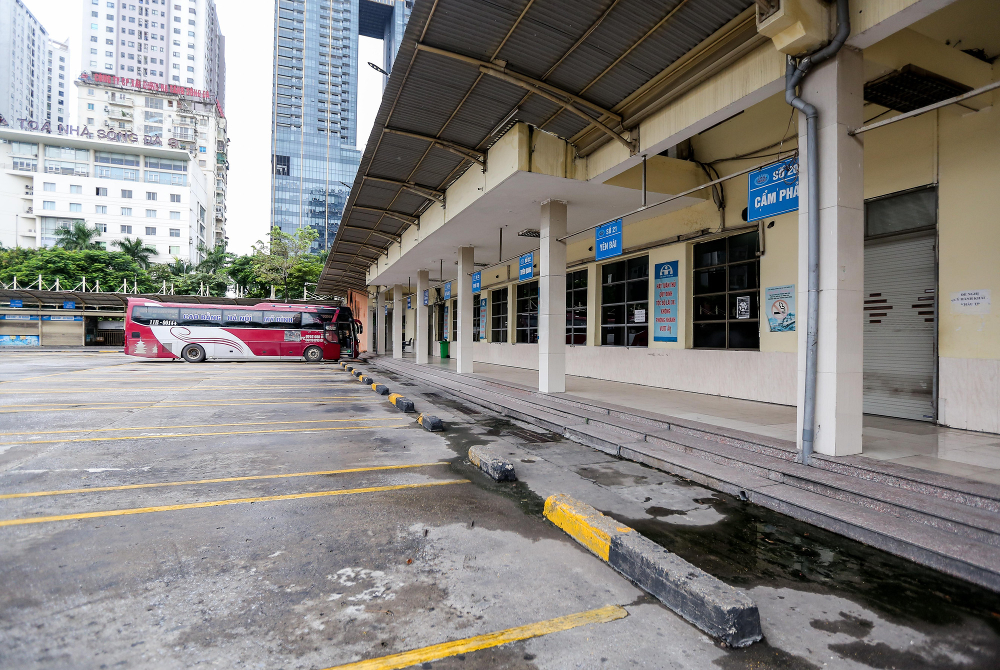 CLIP: Người dân tay xách, nách mang ra bến xe Mỹ Đình phải quay về vì nhiều tuyến chưa hoạt động - Ảnh 11.