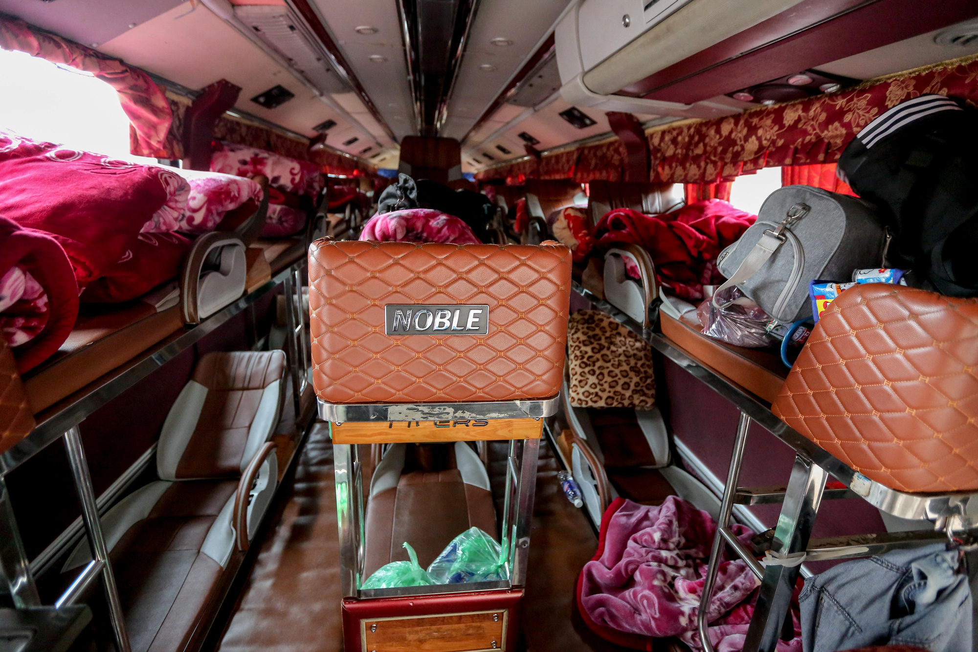 CLIP: Người dân tay xách, nách mang ra bến xe Mỹ Đình phải quay về vì nhiều tuyến chưa hoạt động - Ảnh 12.