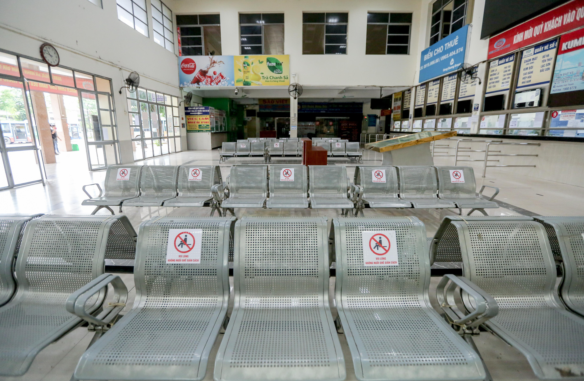 CLIP: Người dân tay xách, nách mang ra bến xe Mỹ Đình phải quay về vì nhiều tuyến chưa hoạt động - Ảnh 8.