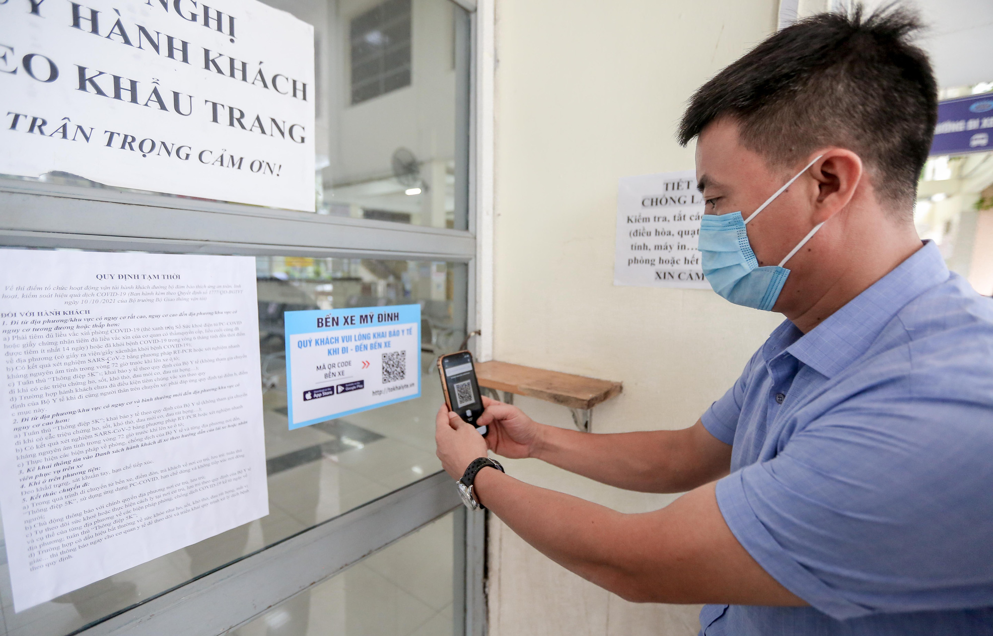 CLIP: Người dân tay xách, nách mang ra bến xe Mỹ Đình phải quay về vì nhiều tuyến chưa hoạt động - Ảnh 3.