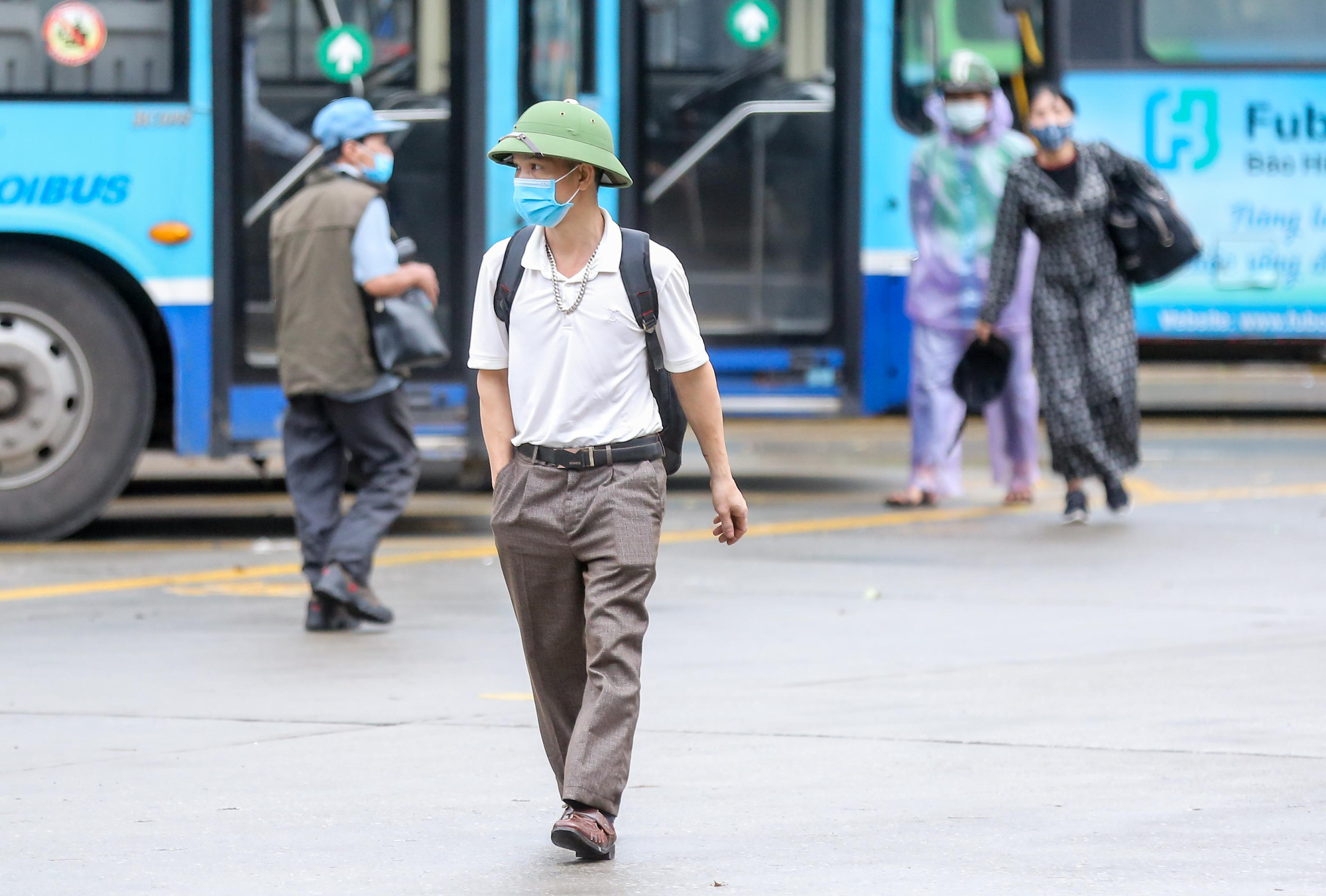 CLIP: Người dân tay xách, nách mang ra bến xe Mỹ Đình phải quay về vì nhiều tuyến chưa hoạt động - Ảnh 6.