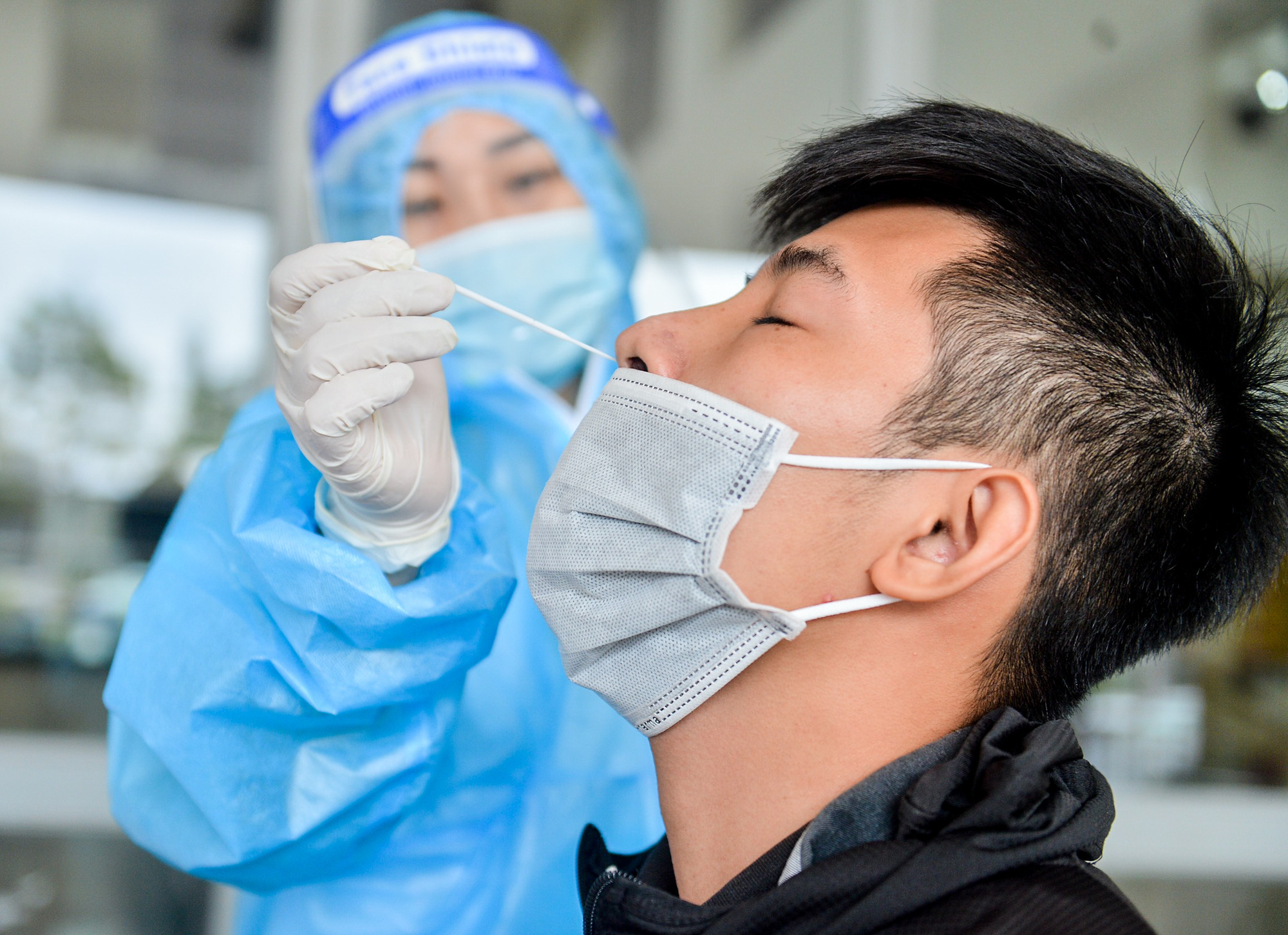 CLIP: Người dân tay xách, nách mang ra bến xe Mỹ Đình phải quay về vì nhiều tuyến chưa hoạt động - Ảnh 5.