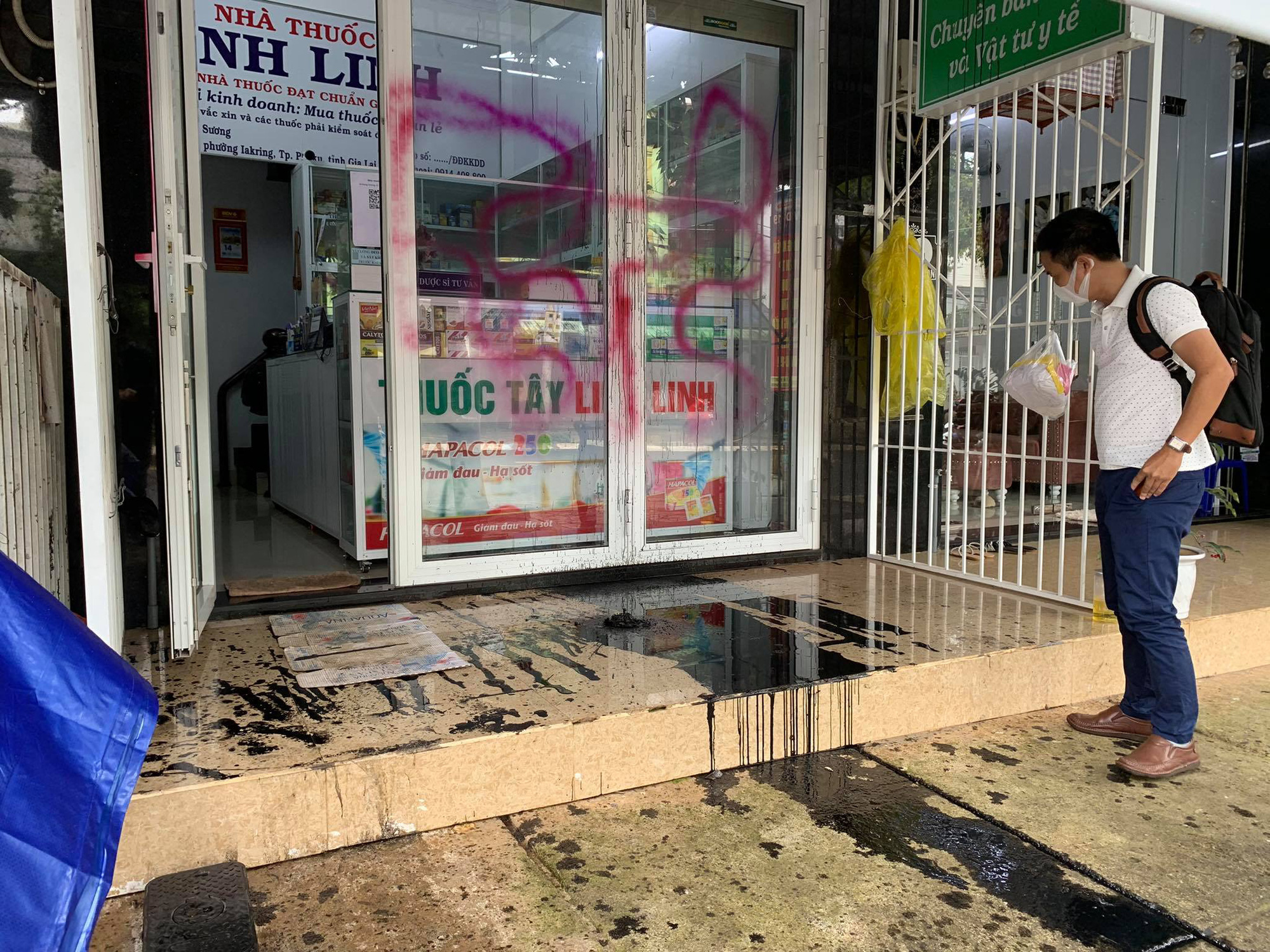 Con rể chạy nợ, nhà cha vợ liên tục bị khủng bố bằng chất bẩn - Ảnh 1. Con rể chạy nợ, nhà cha vợ liên tục bị khủng bố bằng chất bẩn - Ảnh 1.