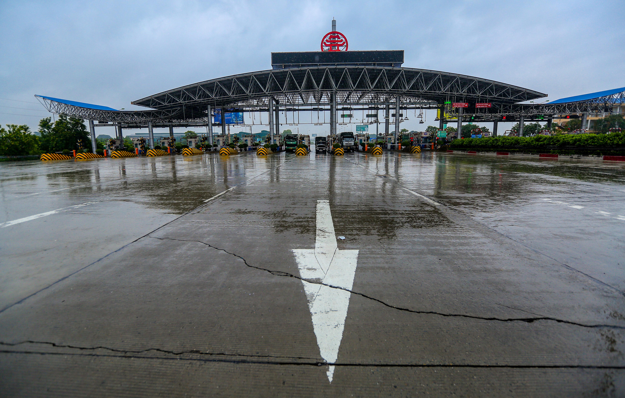 CLIP: Hà Nội bắt đầu tháo dỡ chốt cửa ngõ, người dân nườm nượp đi xe về quê - Ảnh 2.