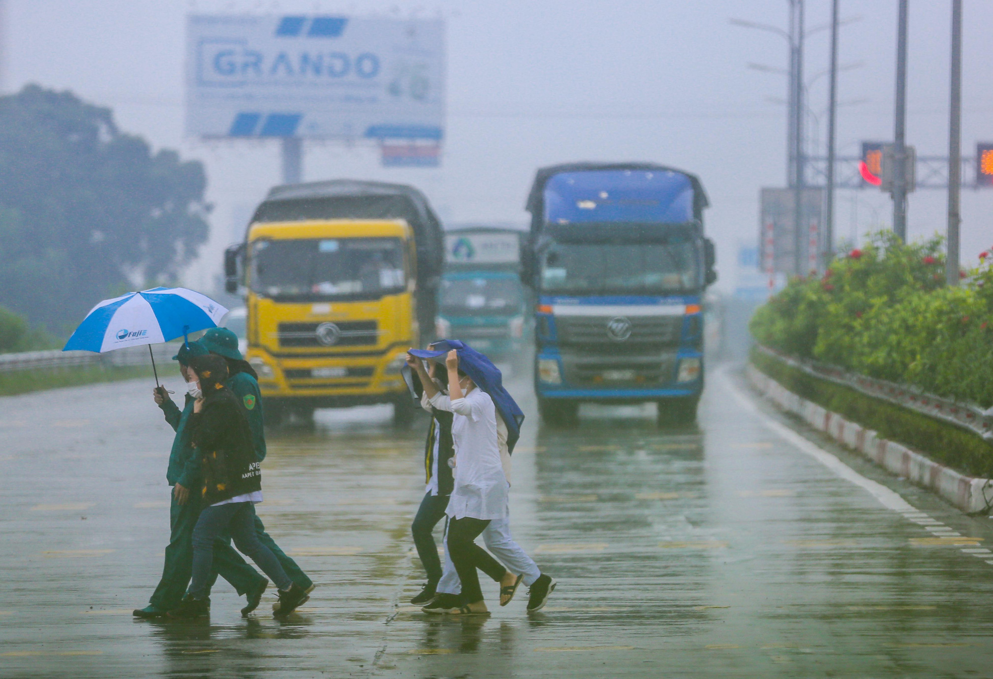 CLIP: Hà Nội bắt đầu tháo dỡ chốt cửa ngõ, người dân nườm nượp đi xe về quê - Ảnh 5.